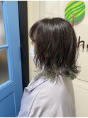 個性的でも派手過ぎない緑のインナーカラー