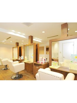 木の温もりに包まれるアットホーム空間。丁寧な提案と確かな技術で、あなたの“なりたい”を叶えるサロン♪