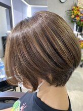 ハイライト《白髪ぼかし》でデザインし美しいコントラストを演出、デザインカラーが得意なサロン【津田沼】