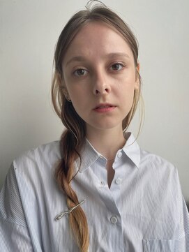 ティム(tim.) アッシュブロンド＊ねじり巻きアレンジ