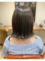 ウラ(.ula)&nbsp;グレージュブラウン外ハネショートボブ白髪ぼかし髪質改善浦和駅