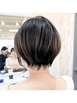 シシ 大宮(She 2.) 束間ショート/大人ショート/丸みショート