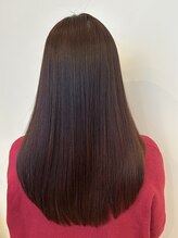 「縮毛矯正」の秘密は、髪への負担を最小限に抑える「低PH還元』