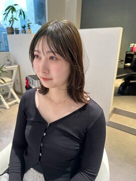 アム(amu) くびれミディアム/外ハネミディアム/シースルー前髪/おけれ毛