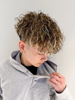 ルーシー 渋谷(LUCEY)&nbsp;スペインカール極道パーマホワイトメッシュスキンフェード短髪