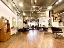 優しい色味で作られた店内は落ち着いた雰囲気です。個室セット面、スパブース、キッズルームも完備してます