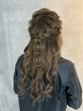 キッススワン(KISS SWAN) アイドルが奏でるあみあみ玉ねぎぼんぼんハーフアップ