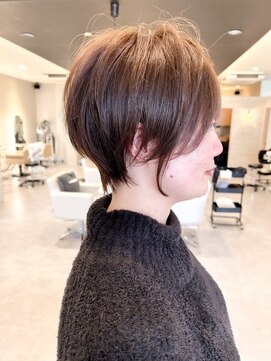 シシ 大宮(She 2.) 大人ショートボブ/ホワイトグレージュ/ブリーチ/ダブルカラー