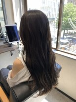 アトリエナガノ(atelier nagano)&nbsp;ニュアンスカラー/センターパート/ツヤ髪スタイル/ブルージュ