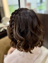 ルーウィン(LE WIN)&nbsp;サイド編み込みの巻き下ろしスタイル