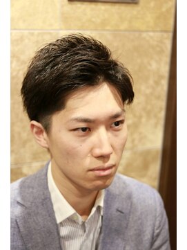 バルビエ グラン 銀座(barbier GRAND) スーツスタイルにも馴染むツーブロックスタイル   ＜理容室＞