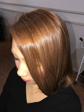 髪や充 ロブ。ピンクベージュ