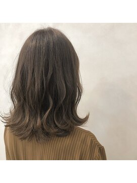 ユーフォリア 新宿通り(Euphoria) 透明感ツヤあふれるラテベージュ×小顔外ハネボブ☆