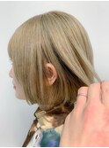 前下がりボブ、プラチナブロンド、ホワイトブリーチ