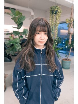 シカ(sica) ベージュグレーロングスタイルにインナーカラー