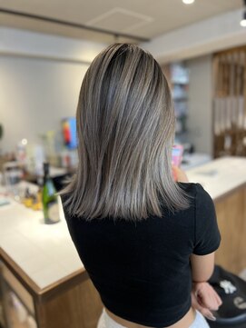 ジャンクス 千葉(junks) ロブ　ミディアムボブ　アッシュ　シルバー　ブリーチ