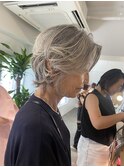 グレイヘアに品のあるショートウルフ
