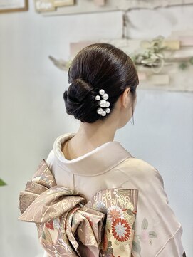ヘアセットサロンエッジ(Edge) 訪問着でご親族の結婚式につるんとシンプルシニヨン