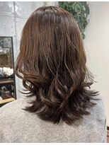 マノハル(MANOHARU)&nbsp;ミディアム　外ハネくびれスタイル　オリーブベージュカラー