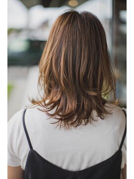 コモド(COMODO) 抜け間重視の方におすすめ。セミロングウルフ