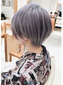 バレイヤージュアッシュカラーツヤ感ノーブル前下がりショート