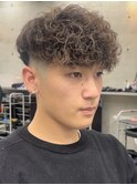外国人スペインカール　パーマ　メンズ　フェード　眉カット