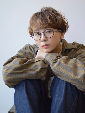 サークル(CIRCLE) マッシュショートカーキグレージュ大人かわいいフェザーバング