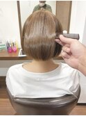 グレージュブラウンのツヤ髪ボブ
