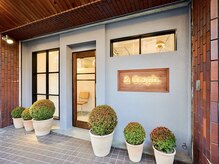 アンド グラフ(& Graph.)の雰囲気（ウッドとモルタルの色味をイメージした入り口で温かみを...＊）