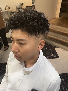 メリケンバーバーショップ フクオカ(MERICAN BARBERSHOP FUK) かき上げヘアショートレイアーくせ毛風パーマコンマヘアS15