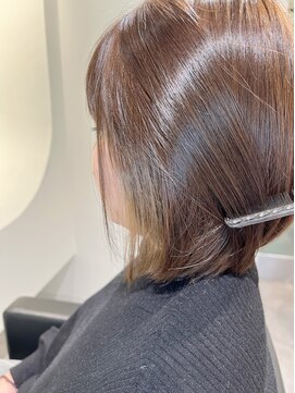 コウ(Koh) インナーカラーベージュ/前下がりボブ