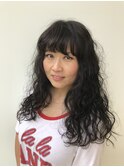 ダブルバングとカーリーヘア