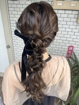 編みおろし　お呼ばれヘア　ルーズヘア　ベロアリボン