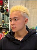 2437金髪抜きっぱなしブリーチツーブロックアップバングショート