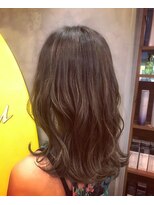 パコ(Paco)&nbsp;外国人風ミディアムレイヤー☆外ハネ☆グレージュ