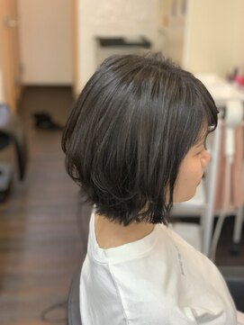 ヘアアトリエ シャイニィ(hair atelier Shiny) 高知　美容室　Shiny シャイニィ　外ハネ　切りっぱなしボブ