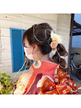 ヒマワリ(HIMAWARI) 成人式ヘア　水引きアレンジ　編み下ろし