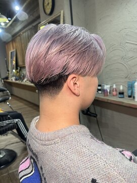 ブリーチ2回ホワイトピンク　テーパーフェードセンターパート