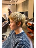 【癖毛を活かす】メンズショートスタイル×ハイトーン