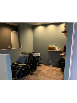 こだわりのシャンプー台で極上の癒しを…♪頭皮の汚れをスッキリ落とし、髪の芯までしっかり栄養補給◎