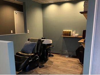 イロンデル(Hirondelle)の写真/こだわりのシャンプー台で極上の癒しを…♪頭皮の汚れをスッキリ落とし、髪の芯までしっかり栄養補給◎