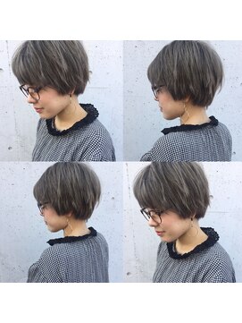 ヘアデザイン ソラ(Sola) モードヘア プラチナグレーアッシュ丸みショートスタイル