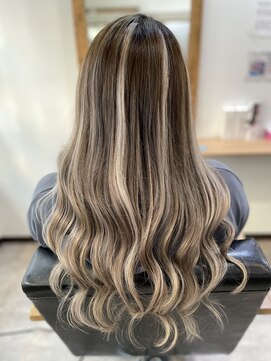 ラビス クローバー(Lovis clover) センターパート くびれヘア バレイヤージュ