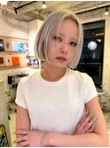 ホワイトベージュ ブロンドヘア ハイトーンボブ切りっぱなしボブ