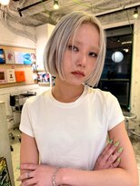 ルーム(Loom.)&nbsp;ホワイトベージュ ブロンドヘア ハイトーンボブ切りっぱなしボブ