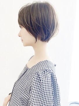 アンド ストーリーズ(&STORIES) 大人可愛い前髪ありのひし形耳掛けショートボブ　20代30代40代