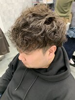 クロノス(KURONOSU)&nbsp;スパイラルパーマツイストパーマアップバング短髪メッシュ