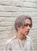 ホワイトシルバーカラーセンターパートウルフ