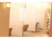 周りが気にならない圧迫感のない半個室風のセット面♪