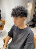 スペインカールメンズツーブロックパーマスタイル刈り上げ